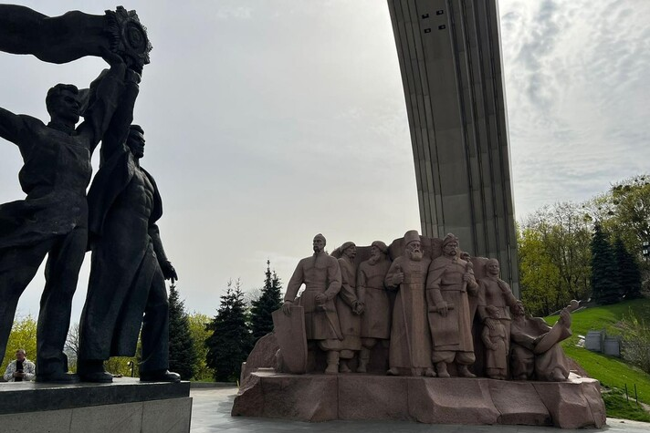 У Києві розпочався демонтаж монумента під «Аркою дружби народів» (відео)
