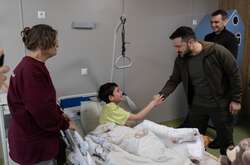 Зеленський відвідав у лікарні дітей-сиріт із Маріуполя. Прийшов із гостинцями (фото, відео)
