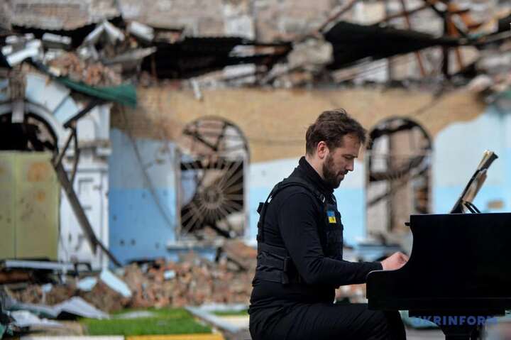 Видатний піаніст влаштував виступ просто неба у зруйнованому Ірпені (фото, відео)