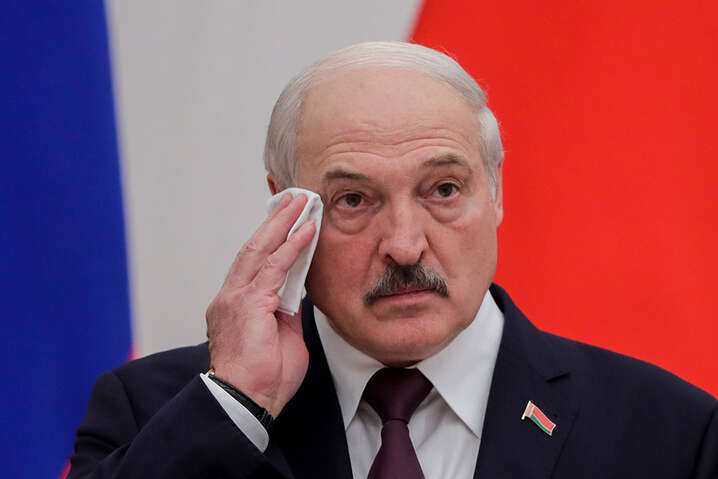 Лукашенко начал умолять Запад простить его и «бедных» белорусов