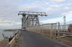  Через мост перевозят гуманитарные грузы 