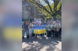 Українці вийшли на протест в окупованому Херсоні. Рашисти лютують 