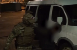 ФСБ показала кадри затримання «терористів», які нібито планували теракти на залізниці у Бєлгородській області