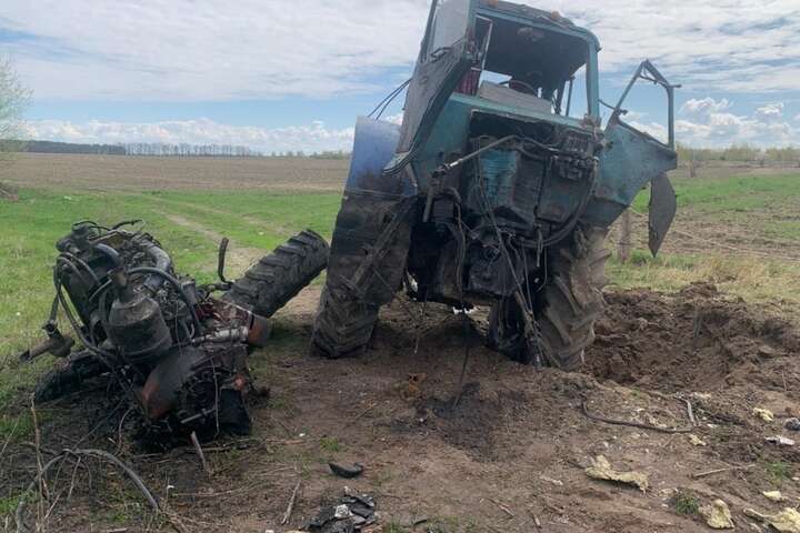 На Київщині водій трактора підірвався на російській міні (фото)
