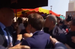 Президента Франції люди закидали помідорами (відео)