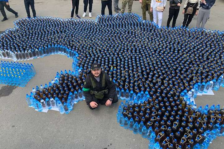 Одесити виклали карту України із пляшок з водою, яку зібрали для Миколаєва (фото)