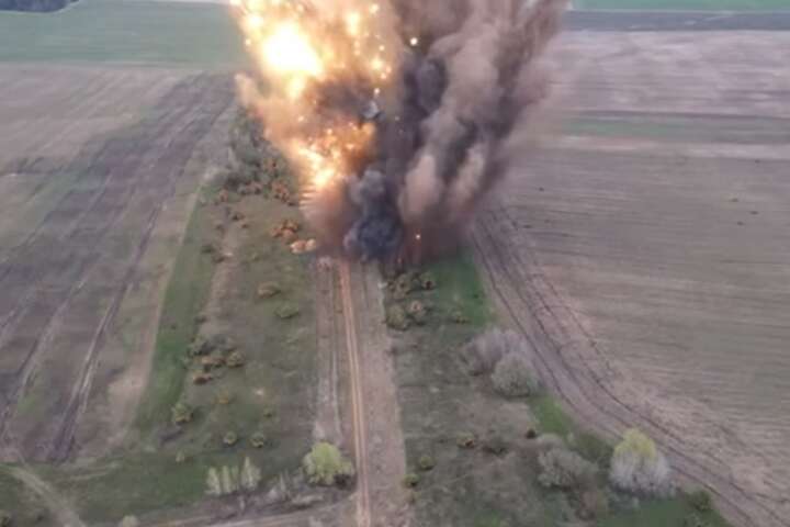 Рятувальники показали, як знищили майже 500 ворожих боєприпасів (відео)