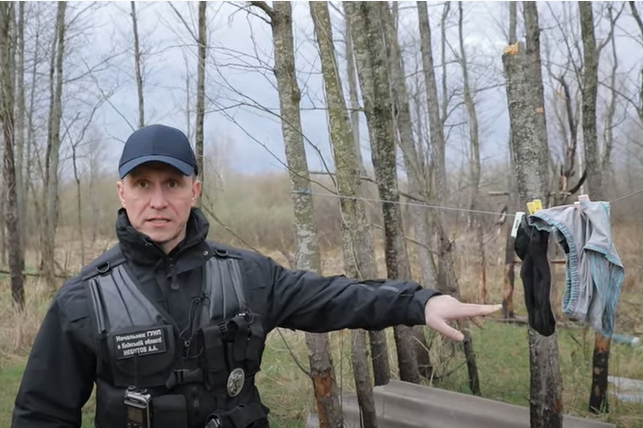 Окупанти, тікаючи з Чорнобильської зони, забули шкарпетки та спіднє (відео)