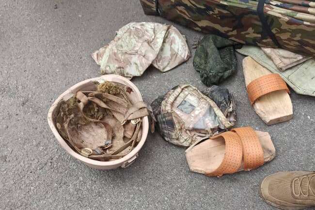 Це імпортозаміщення: рашисти на Київщині ходили у дерев’яному взутті (фото) 
