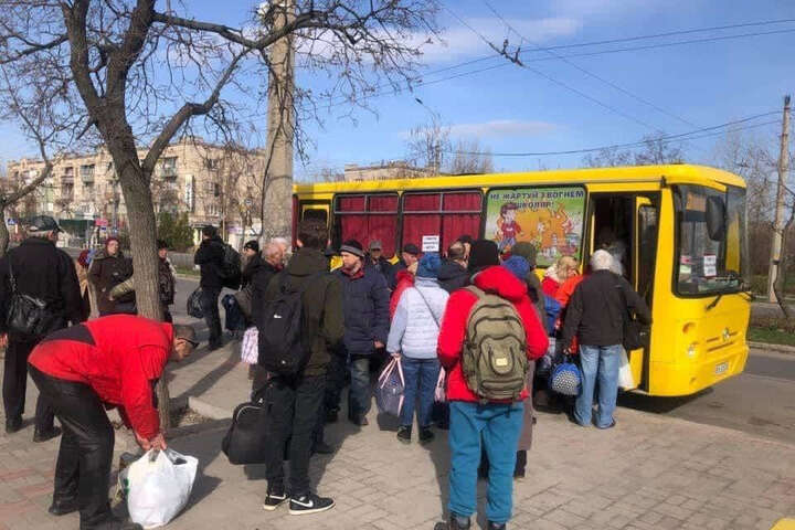 Евакуація з Луганщини: автобуси чекають людей у п'яти містах