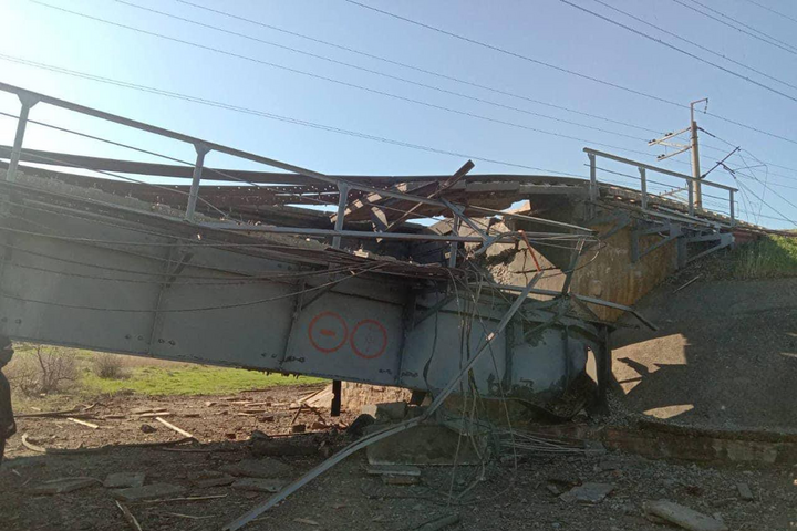 Окупанти втратили залізничний зв’язок із Кримом: підірвано міст (фото)