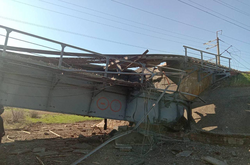 Окупанти втратили залізничний зв’язок із Кримом: підірвано міст (фото)