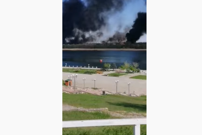 Поблизу Херсона розгорілася велика пожежа (відео)