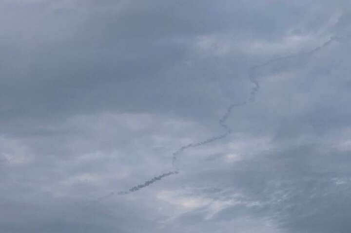 Військові збили три російські ракети в небі над Одесою