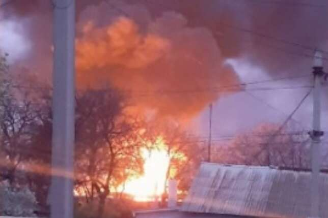 В оккупированном Донецке горит нефтебаза (фото, видео)