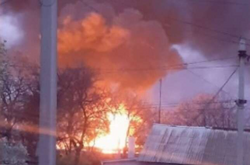  Над нефтебазой пламя и столб густого черного дыма 