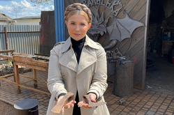  Юлия Тимошенко сфотографировалась со старинными топорами в руках 