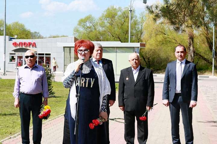 Путінська чиновниця прийшла на траурний захід у сукні з написом «Party» й зганьбилася виправданням