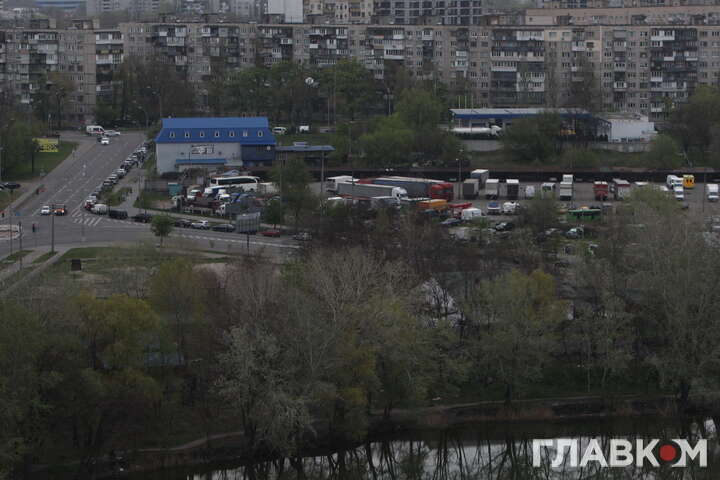 У Києві з самого ранку величезні черги на АЗС (фото)