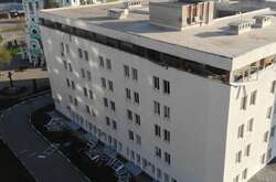 Частково зруйновані бетонні конструкції та віконні рами технічного поверху лікарні