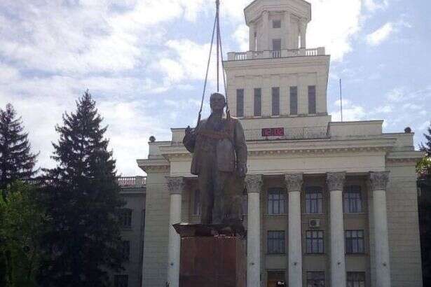 Окупанти притягли до Нової Каховки пам'ятник Леніну