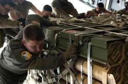 Американські військові завантажують снаряди для М777