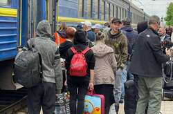 Украинцы едут по железной дороге в более безопасные регионы