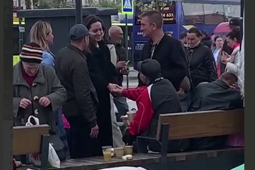 Анджеліна Джолі у Львові спілкується з біженцями на вокзалі (відео)