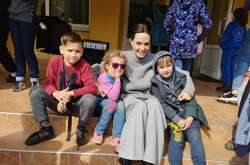 Анджеліна Джолі провідала дітей, які постраждали від ракетного удару по Краматорську 