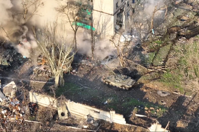 Російський танк впритул розстрілює будинок, де ховаються жителі Маріуполя (відео) 