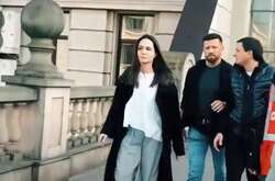 Актриса с волонтерами спешит в укрытие 