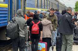 Українці їдуть залізницею у більш безпечні регіони 