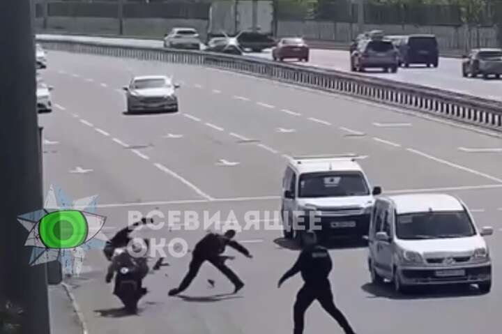 У Дніпрі мотоцикліст, тікаючи від поліції, на шаленій швидкості збив патрульного (відео)