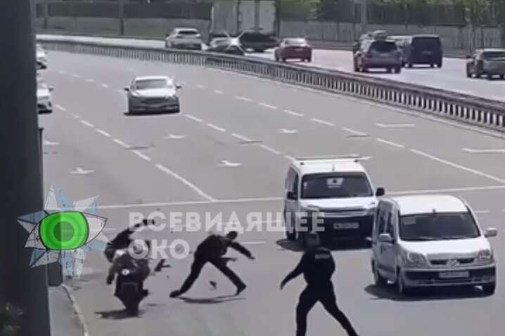 В Днепре мотоциклист, убегая от полиции, на бешеной скорости сбил патрульного (видео)