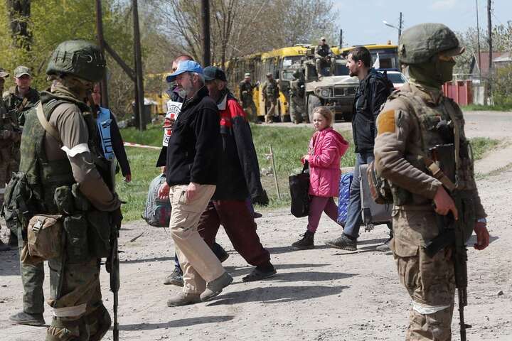 З’явилися перші фото евакуації цивільних з «Азовсталі» 