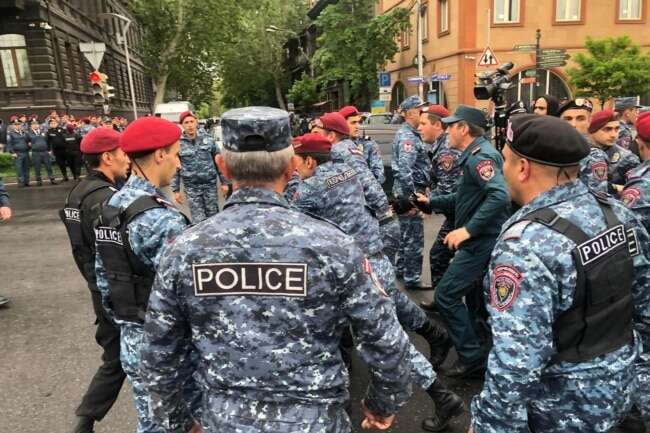 Вірменію знову охопили протести, багато затриманих (фото)