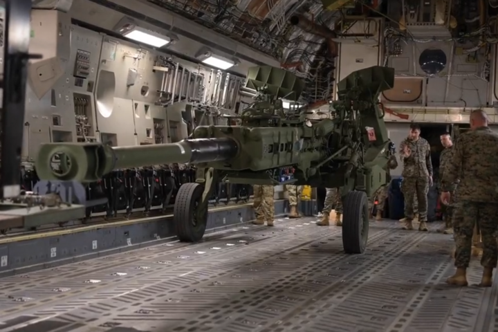 В Україну їдуть американські гаубиці: Пентагон показав відео завантаження