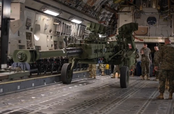 В Украину едут американские гаубицы: Пентагон показал видео погрузки