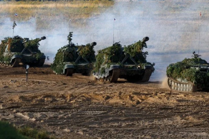 РФ за последние дни перекинула в Украину десятки танков и БМП – Генштаб