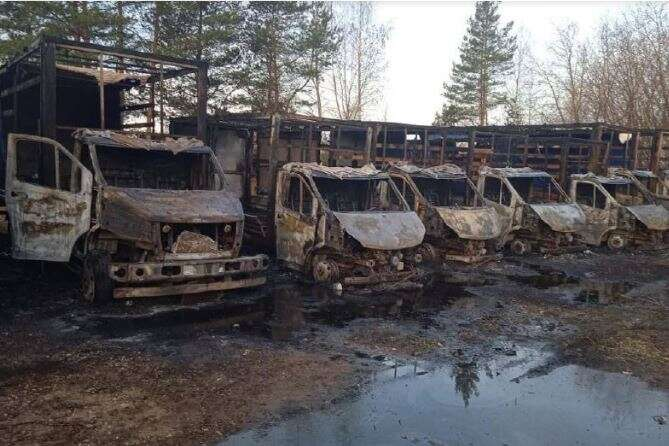 Очередной пожар в России. Уничтожено 38 грузовиков (фото)