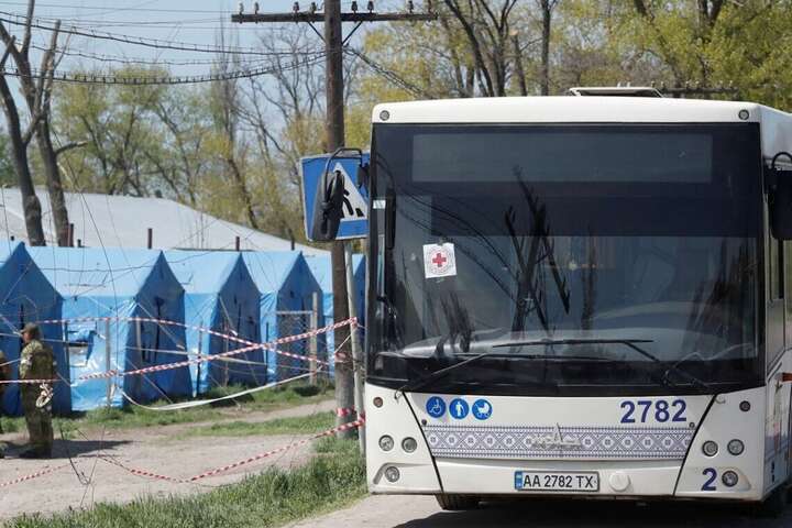 Евакуація з «Азовсталі»: до Запоріжжя прибули понад 100 людей 