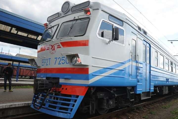 «Укрзалізниця» повідомляє про затримку низки потягів через обстріли