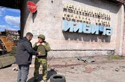 Володимир Соловйов з маріонеткою Кремля Пушиліним біля маріупольського комбінату ім. Ілліча