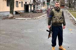 Музыкант возле дома своей бабушки в Бородянке