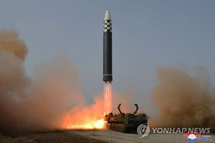 Північна Корея запустила невідомий снаряд у бік Японського моря