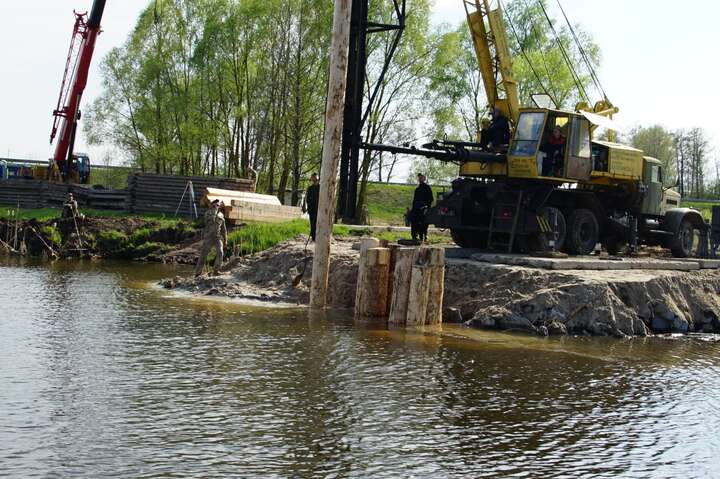 На Київщині розпочалося зведення ще одного тимчасового мосту (фото)