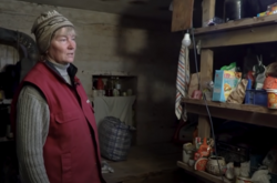  Ірина, мешканка Лукашівки, показує підвал, в якому її родині довелось жити разом з окупантами 