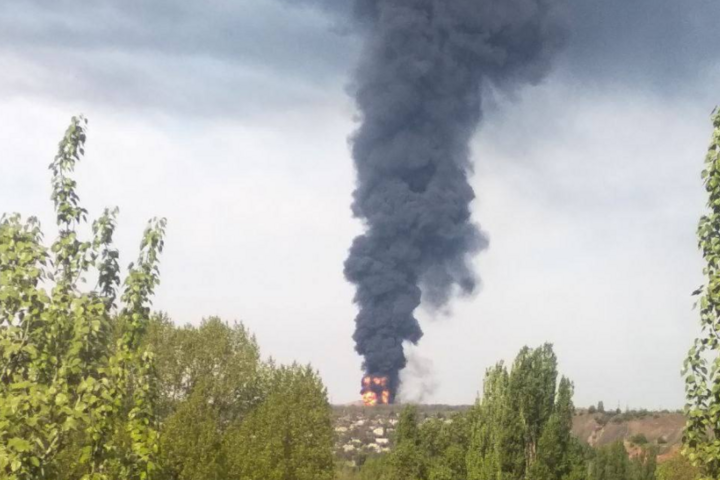 В окупованій Макіївці палає нафтобаза (фото, відео)