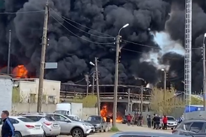 Росія знову в вогні: горять цистерни з хімічною речовиною (відео)