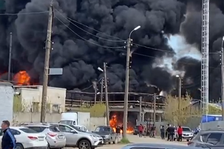 Россия снова в огне: горят цистерны с химическим веществом (видео)